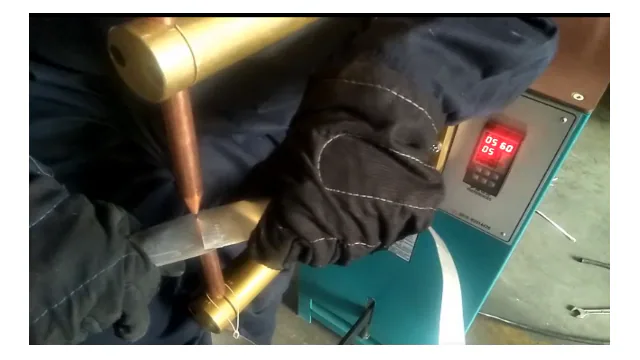 点焊机轻松解决2块不锈钢板的叠加焊接