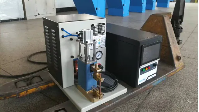 小型精密中频点焊机试焊熔断器,工序多,焊哭老师傅！