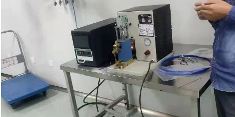 新星精密小型电阻中频点焊使用现场