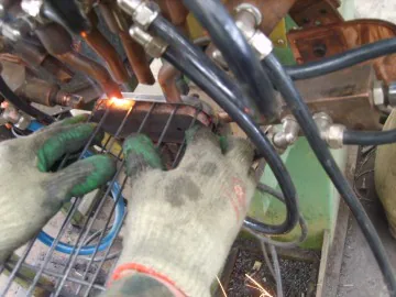 扁笼骨口电阻自动点焊机焊接生产中